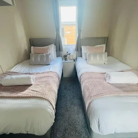 Dakota With Hot Tub Holiday home York