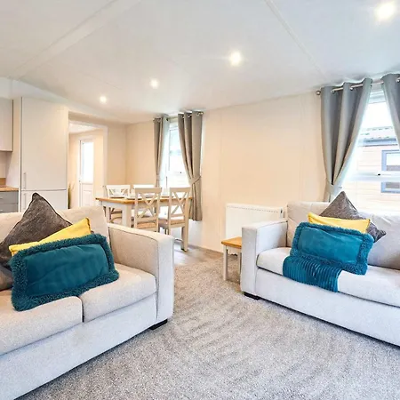 Semesterbostad Dakota With Hot Tub